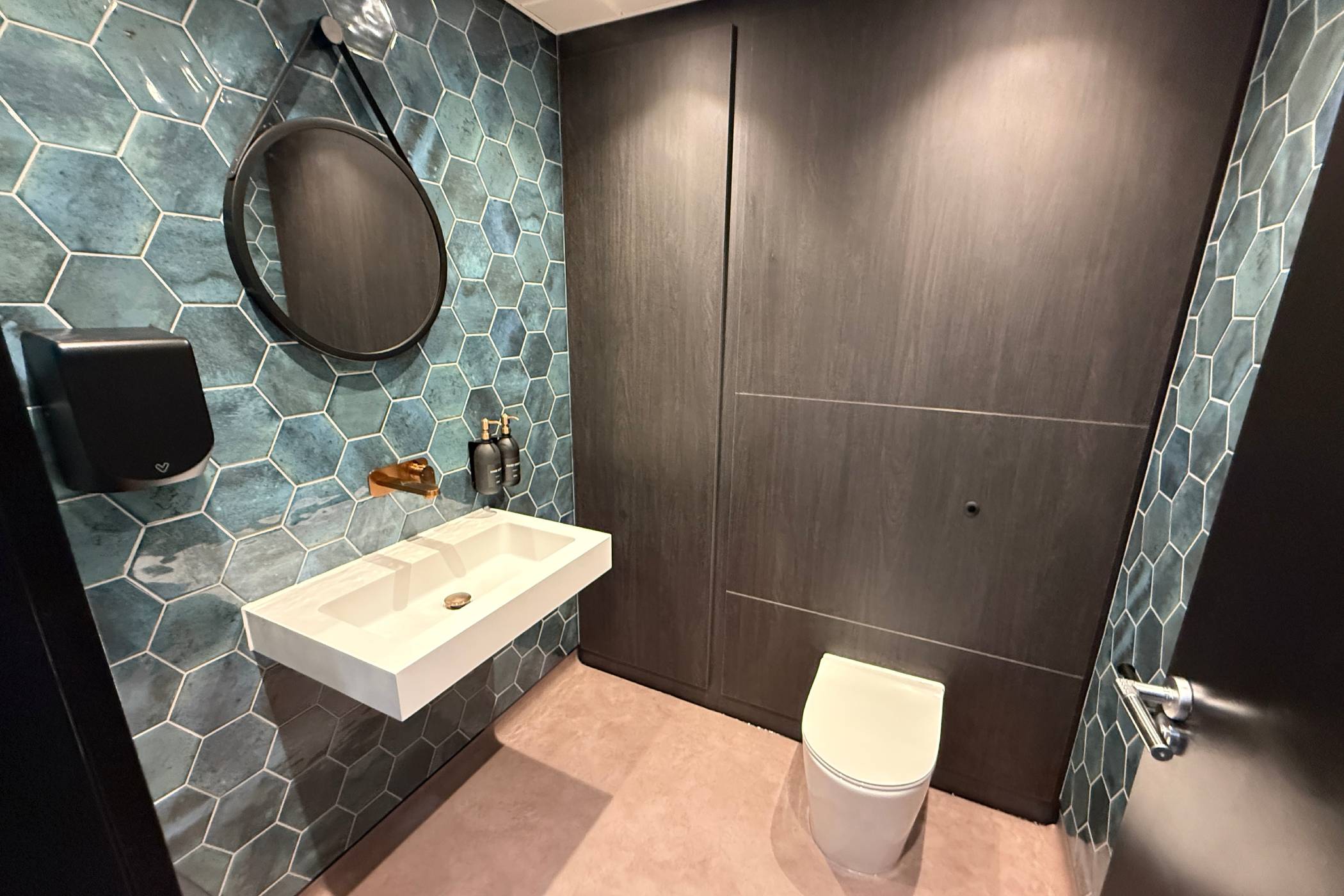retail-bathroom