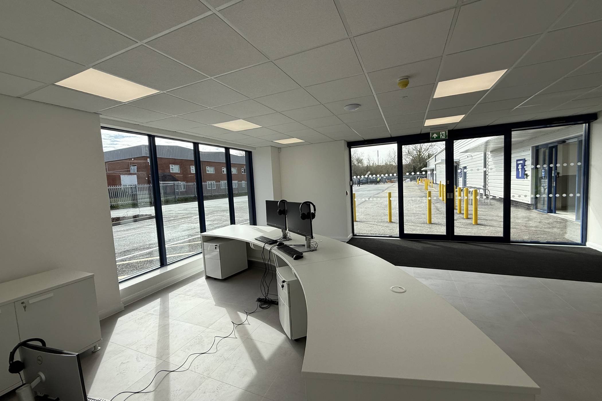 retail-desk-side